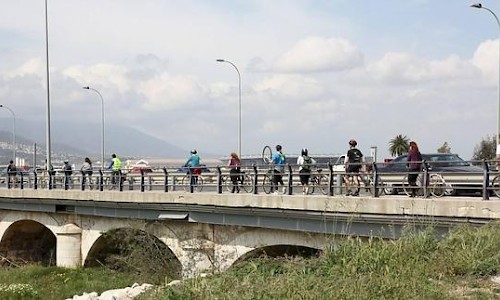 Ciclistas pasando por lo que queda del puente bajo la actual carretera. Diario Sur, 28 octubre 2014.