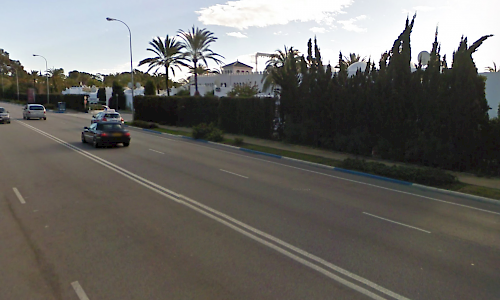Mojón kilométrico del antiguo PK 183 de la N-340. Marbella (Fuente: Google Maps).