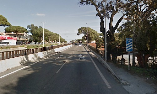 Mojón kilométrico del antiguo PK 198 de la N-340. Marbella (Fuente: Google Maps)