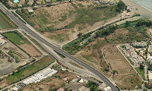 Puente fósil río Guadalmansa, Estepona (Fuente: Bing Mapas)